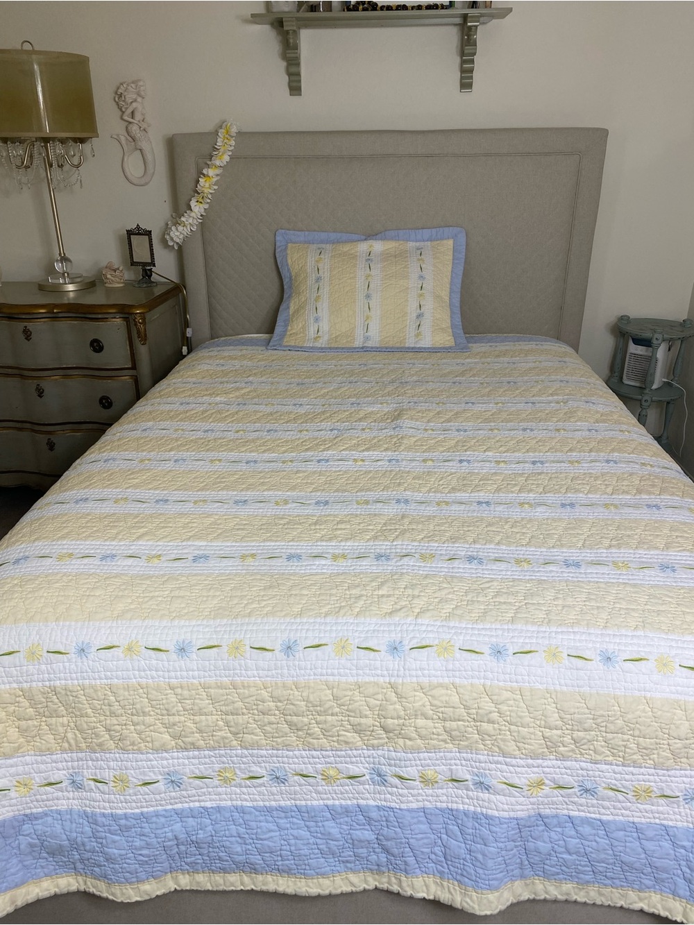 Vtg hand stitched Quilt set w/ pillow sham Daisy Chain embroidery shabby chic